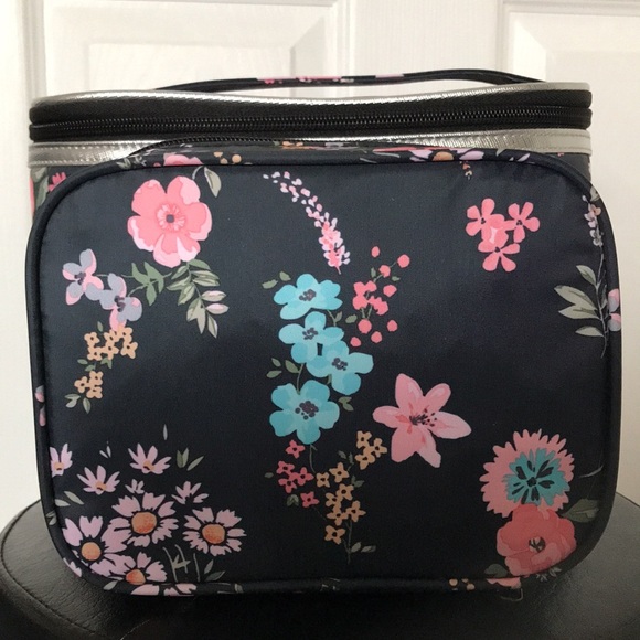 Primrose Hill London travel overnight accessory bag - Picture 10 of 12